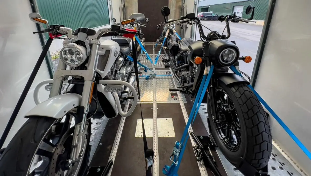 Liftli kapalı kasa araç ile motosiklet taşıma